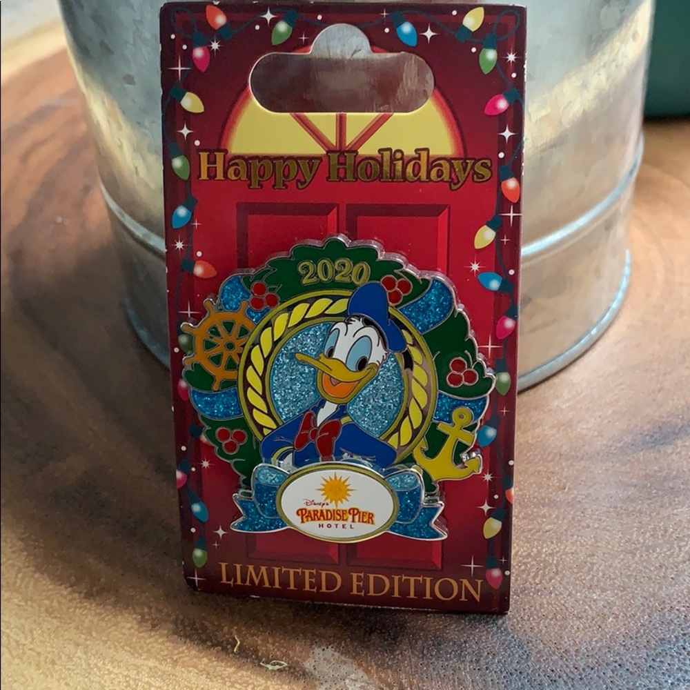 Disney Donald Duck Holiday Pin 2020 LE